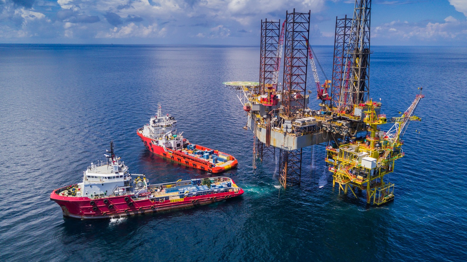 Is CNOOC (SEHK:883) Undervalued Following Strong Q3 Earnings And Production Growth?
